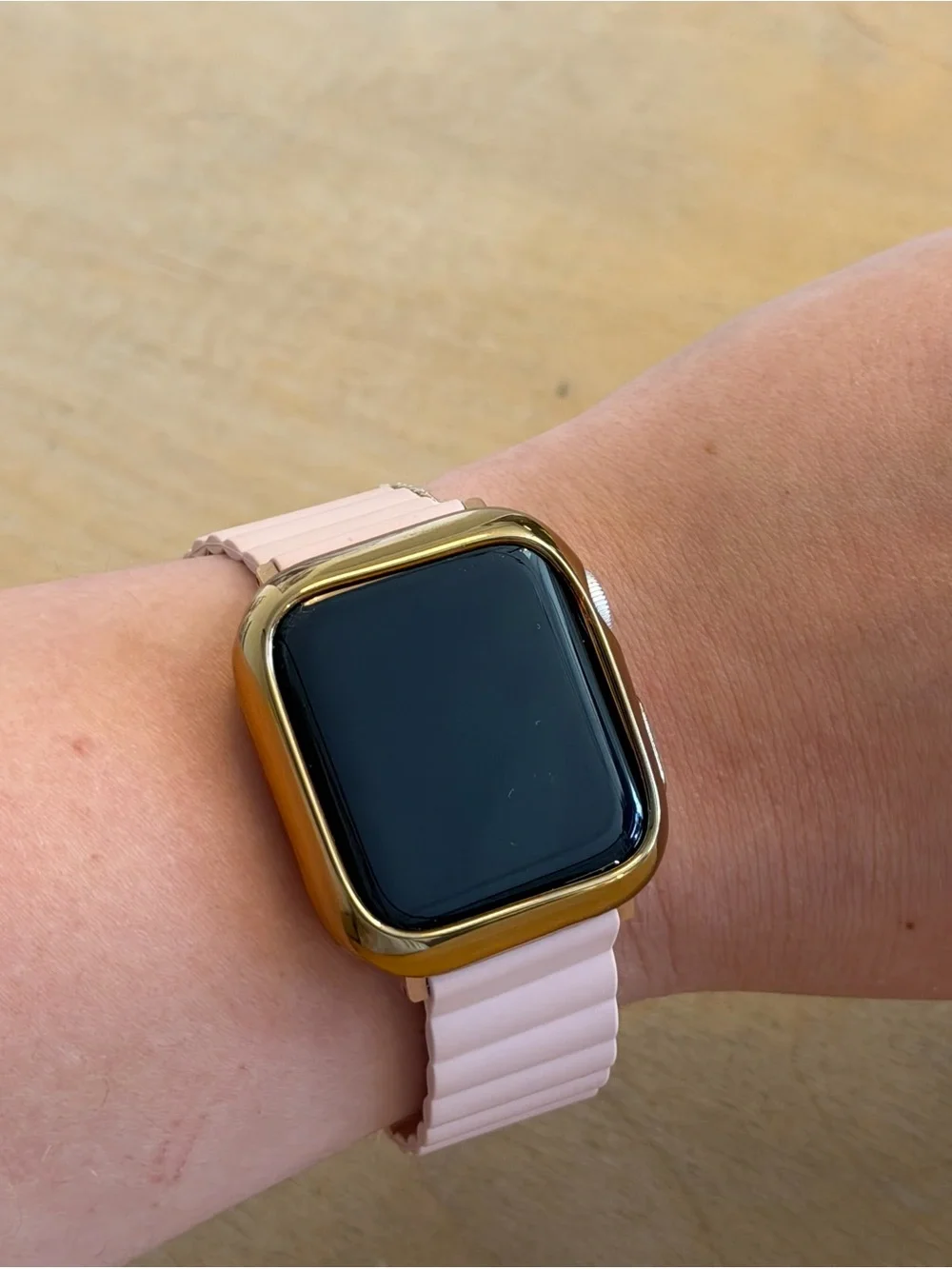 Apple Watch SE 40 mm Pink band and gold case included.